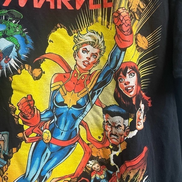 The Mighty Captain Marvel Men's 2X Colorful Comic T-Shirt Short Sleeve - Picture 2 of 3